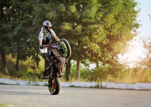 Pneu para moto esportiva: o que muda em relação aos pneus comuns?
