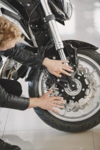 Pneus de moto: quando trocar e quais sinais indicam que chegou a hora?