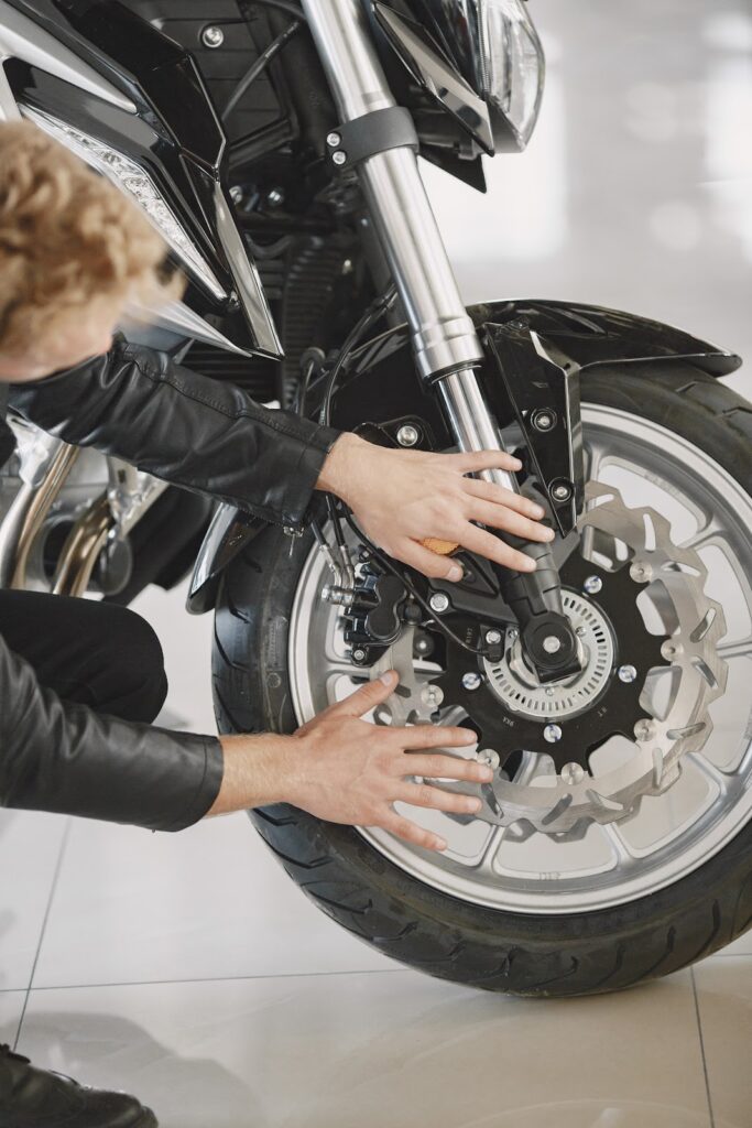 Pneus de moto: quando trocar e quais sinais indicam que chegou a hora?