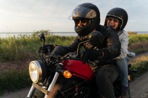 Por que o pneu traseiro da moto desgasta mais rápido que o dianteiro?