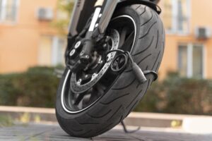 O que significam medidas como 150/70 no pneu da moto?